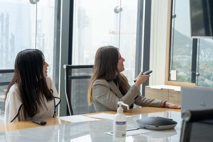 Salas de juntas equipadas para reuniones remotas